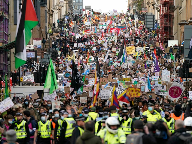 Auf den Straßen der schottischen Stadt Glasgow demonstrierten Tausende Menschen für den Klimaschutz. (Bild: AP)