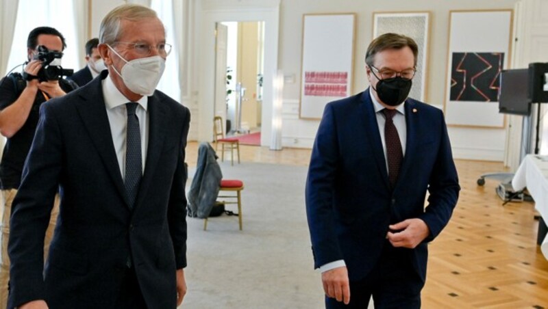 Salzburgs Landeshauptmann Wilfried Haslauer mit Tirols Landeshauptmann Günther Platter (beide ÖVP) bei Bund-Länder-Beratungen im Mai 2021 (Bild: APA/HERBERT NEUBAUER)