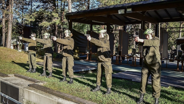 Die Soldatinnen bewiesen mit der Pistole Zielgenauigkeit (Bild: Martin Hoerl)