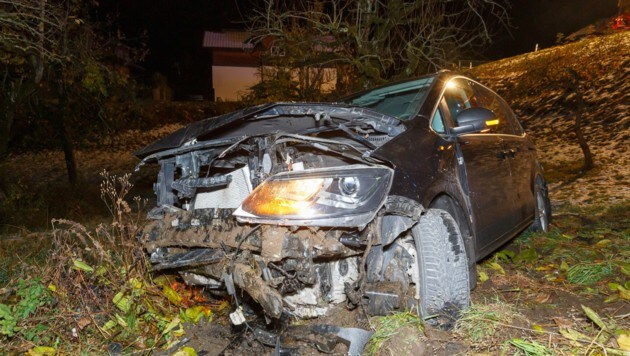 Der stark beschädigte Van des 24-Jährigen. (Bild: Bernd Hofmeister)