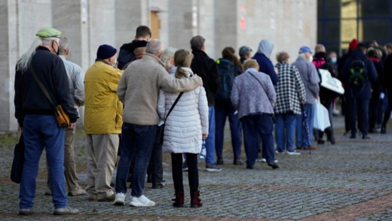 Auch diese Woche warteten noch zahlreiche Menschen in einer Schlange vor einem Impfzentrum in Berlin. (Bild: AP)