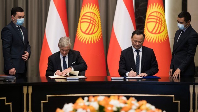 Außenminister Michael Linhart (ÖVP) und sein kirgisischer Amtskollege Ruslan Kazakbaev bei der Unterzeichnung eines Kooperationsabkommens beider Länder in Bischkek (Bild: APA/BMEIA/MICHAEL GRUBER)