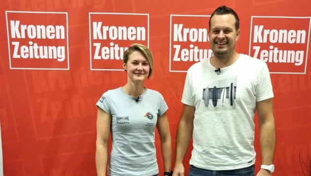 Extrem-Hindernisläuferin Sabine Sonnleitner mit „Krone“-Podcaster Patrick Jochum. (Bild: JOMO KG)
