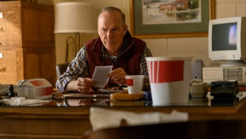 Michael Keaton als Dr. Samuel Finnix in „Dopesick“. (Bild: 2021 Hulu)