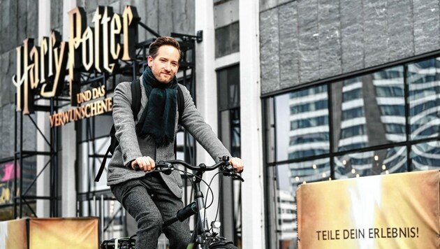 Nicht nur Show-Effekt: Schöttl ist tatsächlich nur mit dem Fahrrad in der Stadt unterwegs. (Bild: Markus Wenzel)