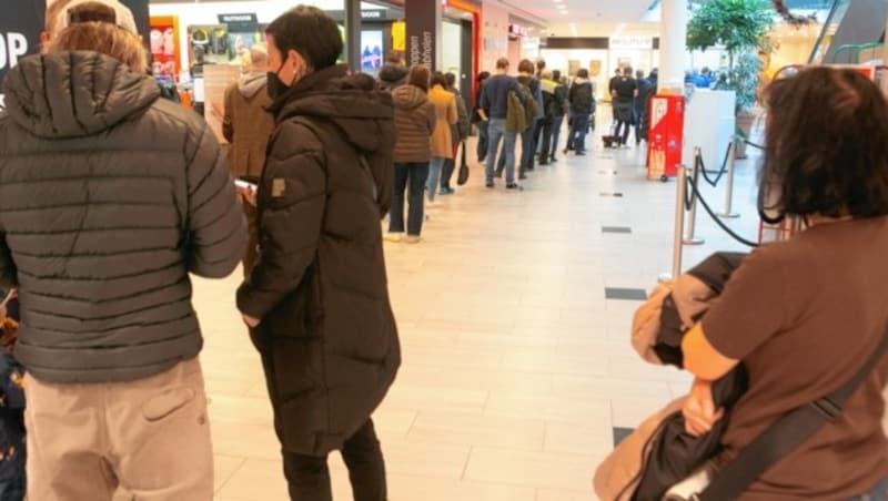 Am Samstag gab es eine lange Schlange bei der Aktion „Vorarlberg impft“ im Interspar in Altenstadt (Feldkirch). (Bild: mathis.studio, Mathis Fotografie GmbH)