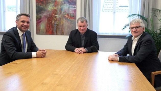 Landesrat Wolfgang Hattmannsdorfer, Bischof Manfred Scheuer und Direktor Manfred Kehrer (von links nach rechts) trafen sich. (Bild: Land OÖ/Daniel Kauder)