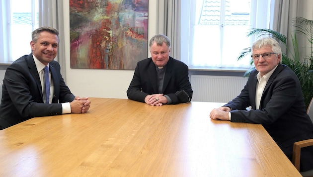 Landesrat Wolfgang Hattmannsdorfer, Bischof Manfred Scheuer und Direktor Manfred Kehrer (von links nach rechts) trafen sich. (Bild: Land OÖ/Daniel Kauder)