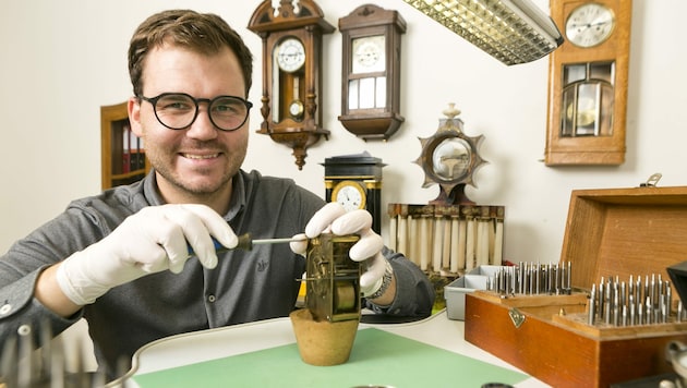 Christoph Ritter unterhält - wie sein Vater Gerhard - eine eigene Werkstatt. Der Junior hat sich im Laufe der Jahre eine exzellenten Ruf in der Reparatur alter Uhren erarbeitet. (Bild: Mathis Fotografie)