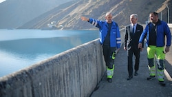 Außenminister Michael Linhart am Staudamm mit Kraftwerksbauern von Andritz (Bild: APA/BMEIA/MICHAEL GRUBER)