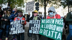 Demo gegen den Grünen Pass in Mailand (Archivbild) (Bild: AFP)