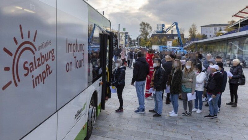 Das Salzburger Rote Kreuz verzeichnete am Samstag einen starken Andrang auf den am Europark ganztägig stationierten Impfbus. (Bild: APA/FRANZ NEUMAYR)