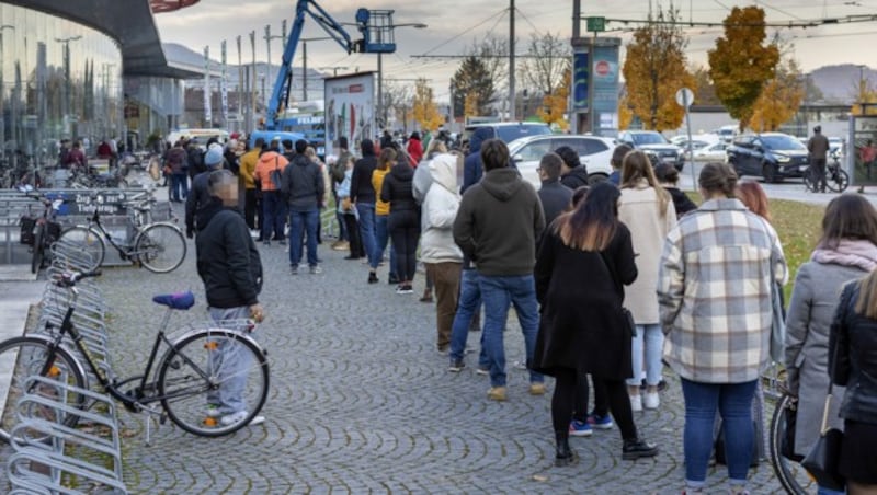 Impfbus am Salzburger Europapark am Samstag (Bild: APA/FRANZ NEUMAYR)