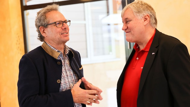 Karl Dürtscher (GPA, re.) und Johannes Collini, Fachverband Metalltechnische Industrie (Bild: APA/FRANZ NEUMAYR)