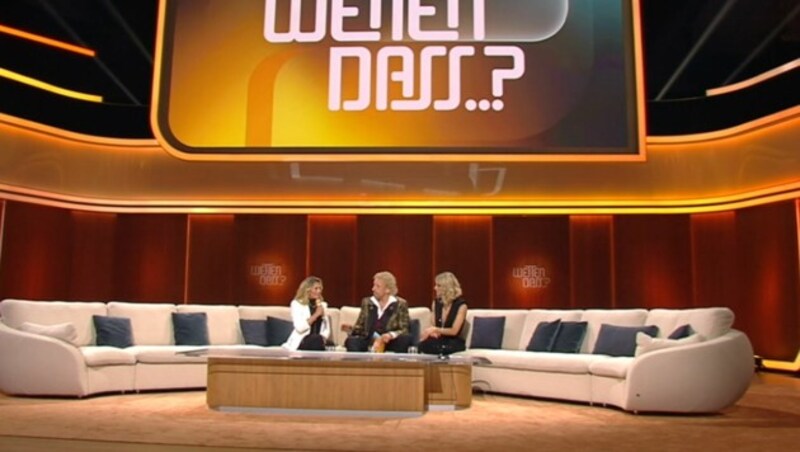 Thomas Gottschalk mit Helene Fischer und Michelle Hunziker auf der Wettcouch (Bild: ZDF/ORF)