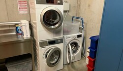 Hier sollen die gut 600 Sanitäter in der Stadt Salzburg ihre Uniformen waschen. Eine Waschmaschine und ein Trockner stünden dafür zur Verfügung. Diese werden auch für Decken und Utensilien genutzt, die mit Körperflüssigkeiten verunreinigt sind. Das rechte Gerät wird für nur für Bodenputz-Fetzen verwendet und gehört laut Rotkreuz-Mitarbeitern einer externen Reinigungsfirma. (Bild: zVg)