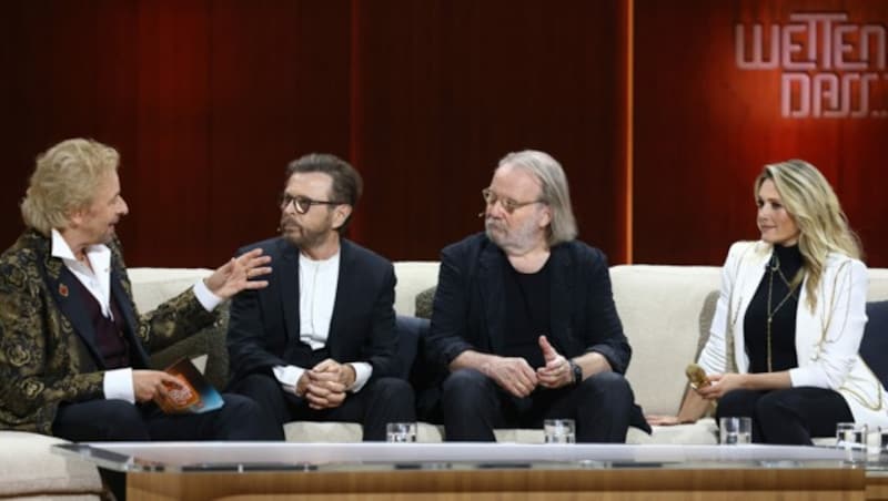 Thomas Gottschalk (li.) und Sängerin Helene Fischer (re.) mit Björn Ulvaeus (2.v.l.) und Benny Andersson von ABBA (Bild: Daniel Karmann / dpa / picturedesk.com)