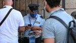 Ein gewohntes Bild in Italien. Ein Sicherheitsbeamter kontrolliert vor dem Eingang des Kolosseum, ob die Besucher einen gültigen Grünen Pass besitzen. (Bild: AFP)