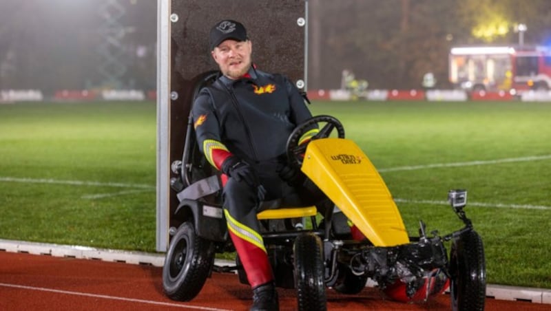 Im Rahmen der Außenwette bestritten die Linzer Leichtathleten ein Wettrennen über 800 Meter gegen ein umgebautes Go-Kart, das die Hamburger Feuerwehr mit Hochdruck-Wasserwerfern beschleunigte. (Bild: ZDF/Thomas Langer)