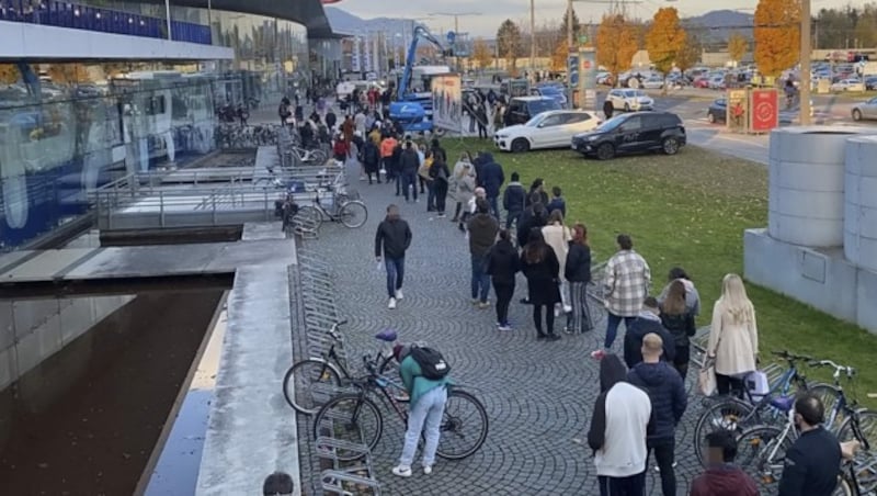 Auch in Salzburg war am Samstag der Andrang auf den Impfbus vor dem Europapark groß. (Bild: APA/FMT-PICTURES/MW)