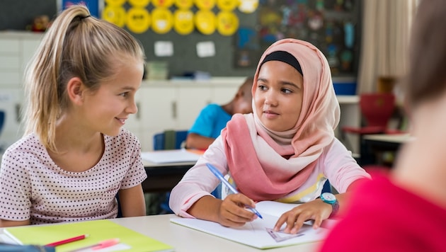 Kinder von Zuwanderern erhalten in Niederösterreich Unterricht in ihrer Muttersprache: Das hilft laut Bildungsdirektor Johann Heuras nämlich auch beim Deutschlernen. (Bild: stock.adobe.com)