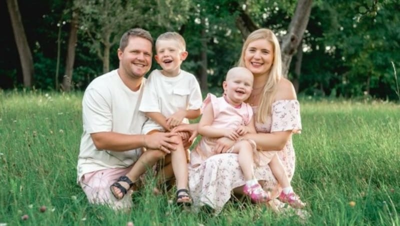 Papa, Mama und Bruder Lucas stärken Leonie jeden Tag den Rücken. (Bild: Daniela Hainbuchner)