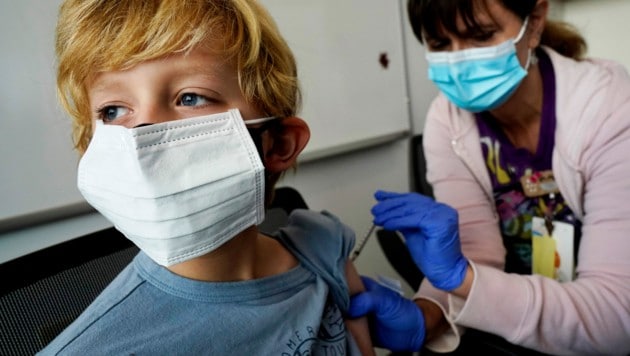 Kinder ab fünf Jahren können auch ohne Zulassung des Impfstoffes gegen das Coronavirus geimpft werden. (Bild: Associated Press)
