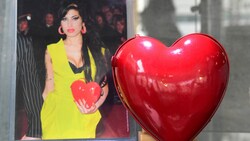 Bei einer Versteigerung in Beverly Hills kamen enorme Summen für Andenken an Amy Winehouse zusammen. Eine herzförmige Tasche von Moschino brachte 205.000 Dollar ein. (Bild: APA/Photo by Frederic J. BROWN / AFP)