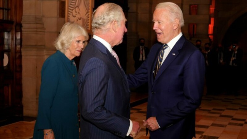 Der amerikanische Präsdident Joe Biden beim Treffen mit Prinz Charles und Herzogin Camilla (Bild: ROTA / Camera Press / picturedesk.com)