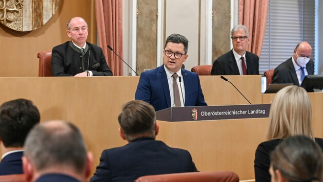 SPÖ-Klubobmann Michael Lindner am Rednerpult im oö. Landtag (Bild: Markus Wenzel)