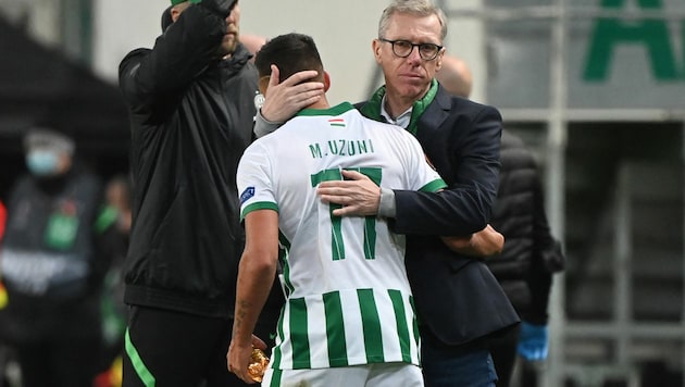 Peter Stöger mit Doppeltorschütze Myrto Uzuni (Bild: APA/AFP/ATTILA KISBENEDEK)