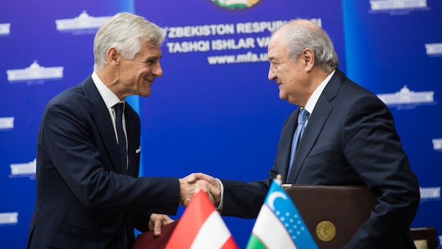 Österreichs Außenminister Michael Linhart (links) mit seinem usbekischen Amtskollegen Abdulasis Kamilow (Bild: APA/BMEIA/MICHAEL GRUBER)