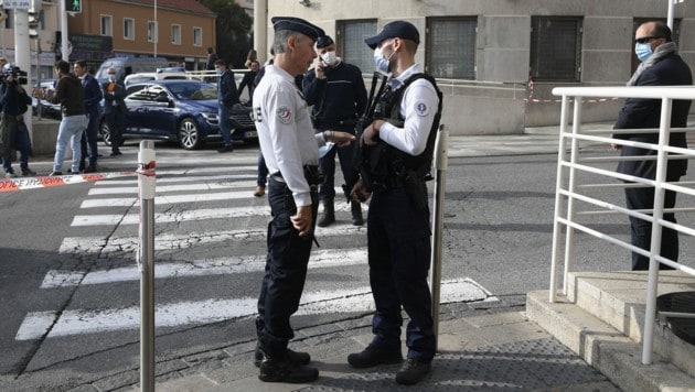 Polizisten vor jener Polizeistation in Cannes, vor der zwei Polizisten von einem Mann mit einem Messer attackiert worden sind. (Bild: AFP/Nicolas Tucat)