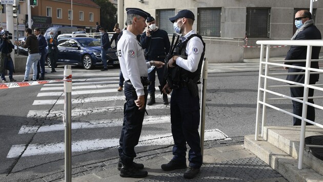 Polizisten vor jener Polizeistation in Cannes, vor der zwei Polizisten von einem Mann mit einem Messer attackiert worden sind. (Bild: AFP/Nicolas Tucat)