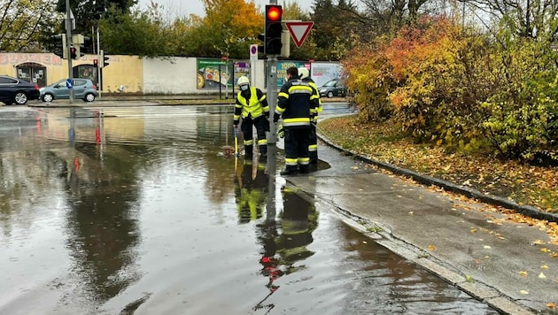 Die Feuerwehrmänner mussten die Verklausung lösen. (Bild: FF Hauptwache Klagenfurt)