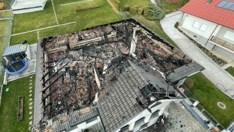 Der Blick aus der Vogelperspektive der Feuerwehr zeigt das verheerende Ausmaß des nächtlichen Großbrandes. Von dem schönen Einfamilienhaus blieb nur ein verkohlter Trümmerhaufen übrig. (Bild: Schulter Christian)