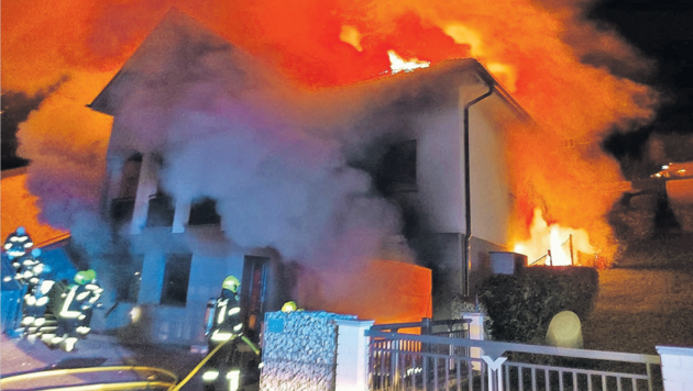 An mehreren Brandstellen loderten die Flammen lichterloh, dichte Rauchschwaden stiegen gegen vier Uhr auf. (Bild: Schulter Christian)