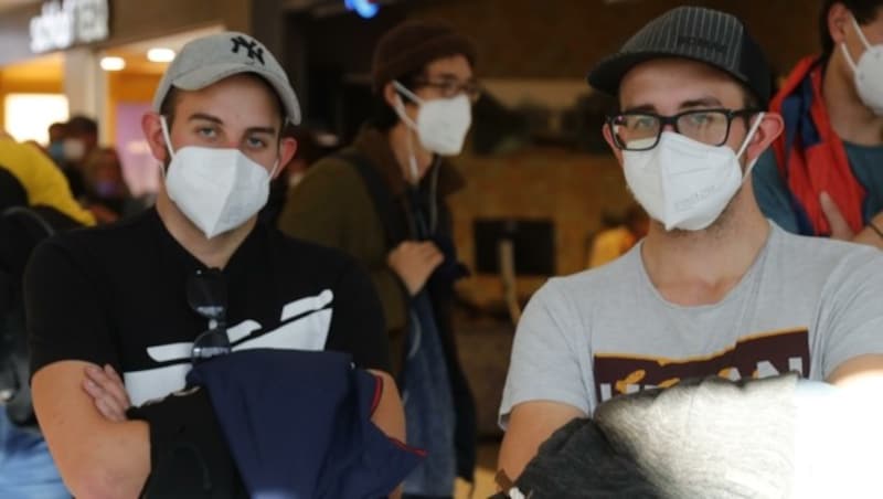 Fabian (li.) und Pascal standen gestern im Sillpark in der Warteschlange für den ersten Stich. Ihr Job ist die größte Impfmotivation. (Bild: Birbaumer Christof)