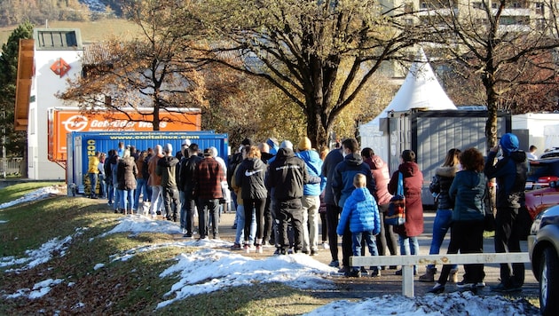 Wer sich zuletzt einem PCR-Test unterziehen wollte, wie hier in Vomp, musste in den Warteschlangen ausharren. (Bild: zVg)