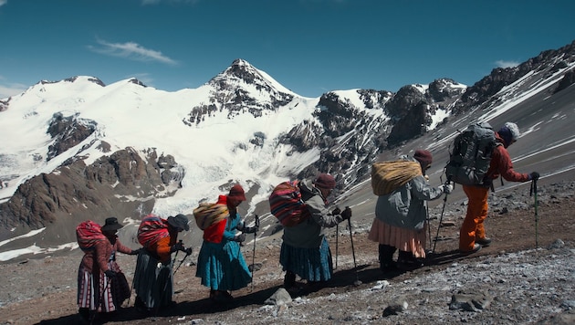 In „Cholitas“ versuchen fünf peruanische Hausfrauen den Gipfel des Aconcagua zu besteigen (Bild: Agencia Freak)