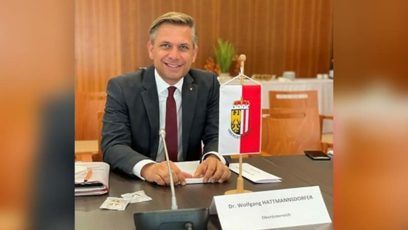 Wolfgang Hattmannsdorfer am Montag in Wien, seine Premiere bei der Konferenz der SozialreferentInnen der Länder. (Bild: Land OÖ, Krone KREATIV)