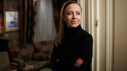 Ex-„Vorstadtweib“ Nina Proll im Talk mit TV-Persönlichkeit Vera Russwurm. (Bild: APA/SERVUSTV/MARTIN HRMANDINGER)