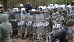 Ein Großaufgebot an Einsatzkräften versucht, dem Ansturm an Migranten Herr zu werden. (Bild: BelTA)