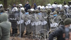 Ein Großaufgebot an Einsatzkräften versucht, dem Ansturm an Migranten Herr zu werden. (Bild: BelTA)