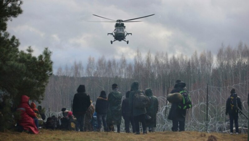 Polnische Helikopter waren ebenfalls im Grenzeinsatz. (Bild: BelTA)