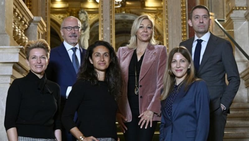 Birgit Reitbauer, Siegfried Meryn, Maryam Yeganegfar, Nadja Swarovski und Katha Häckel-Schinkinger bilden das neue Opernball-Komitee um Operndirektor Bogdan Roscic (Bild: APA/HANS PUNZ)