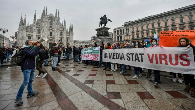 Die Regierung in Rom will künftig härter gegen die im ganzen Land stattfindenden Demonstrationen gegen die Corona-Maßnahmen vorgehen. (Bild: AP)
