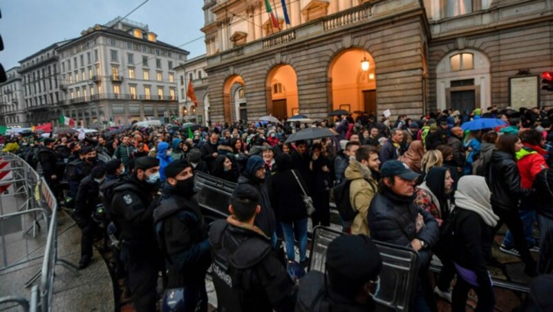 Künftig sollen Demozüge in den Innenstädten der Vergangenheit angehören. Die Regierung will nur noch Sitzstreiks außerhalb der Stadtzentren erlauben. (Bild: AP)