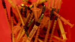 Die WHO warnt aktuell davor, dass es im kommenden Jahr einen Engpass bei Impfspritzen geben könnte. (Bild: AFP)