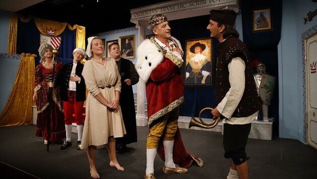 Kolping-Schauspiellegende Christoph Sailer (2. v. rechts) gibt den müden König. (Bild: Kolpingbühne Hall)